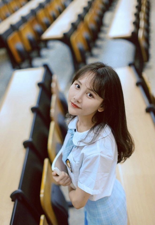 清新微笑校园美女午后清纯娇嫩可爱俏皮唯美户外写真