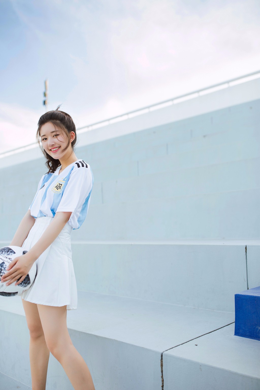 赵露思化身足球少女,身穿印有阿根廷国旗的球衣t恤下搭白色运动短裙