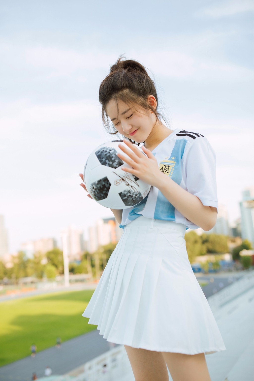 赵露思化身足球少女,身穿印有阿根廷国旗的球衣t恤下搭白色运动短裙