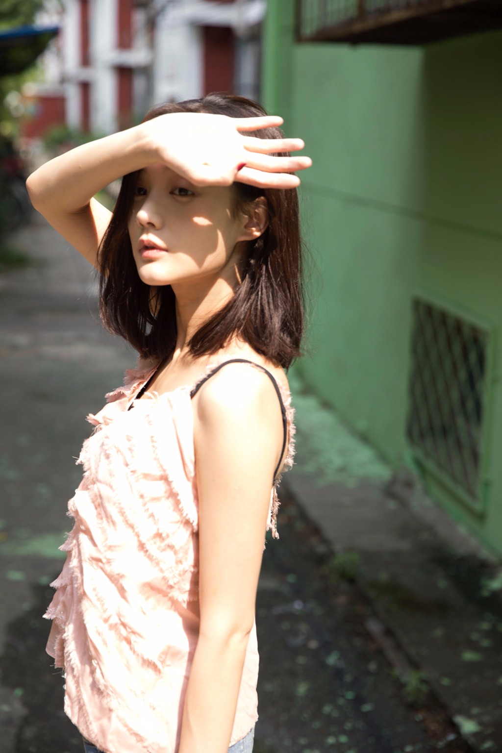 李一桐晒素颜生活照 简约时尚私服穿搭