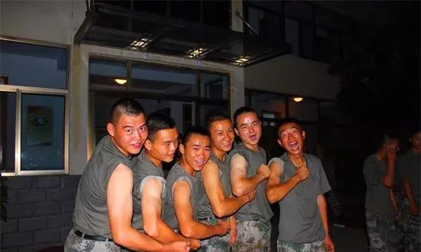 据说部队里的肌肉男都是这样炼成的