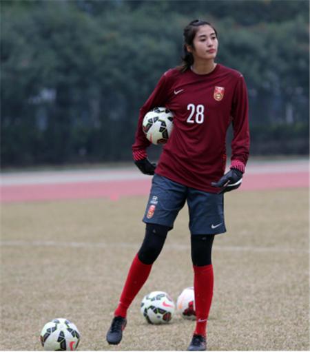 中国女足1米88女神晒自拍赵丽娜能力才华俱佳颜值身材一流