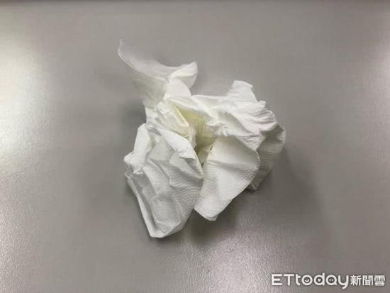 妻子偷偷和同事野外约会亲热 丈夫跟踪捡到卫生纸