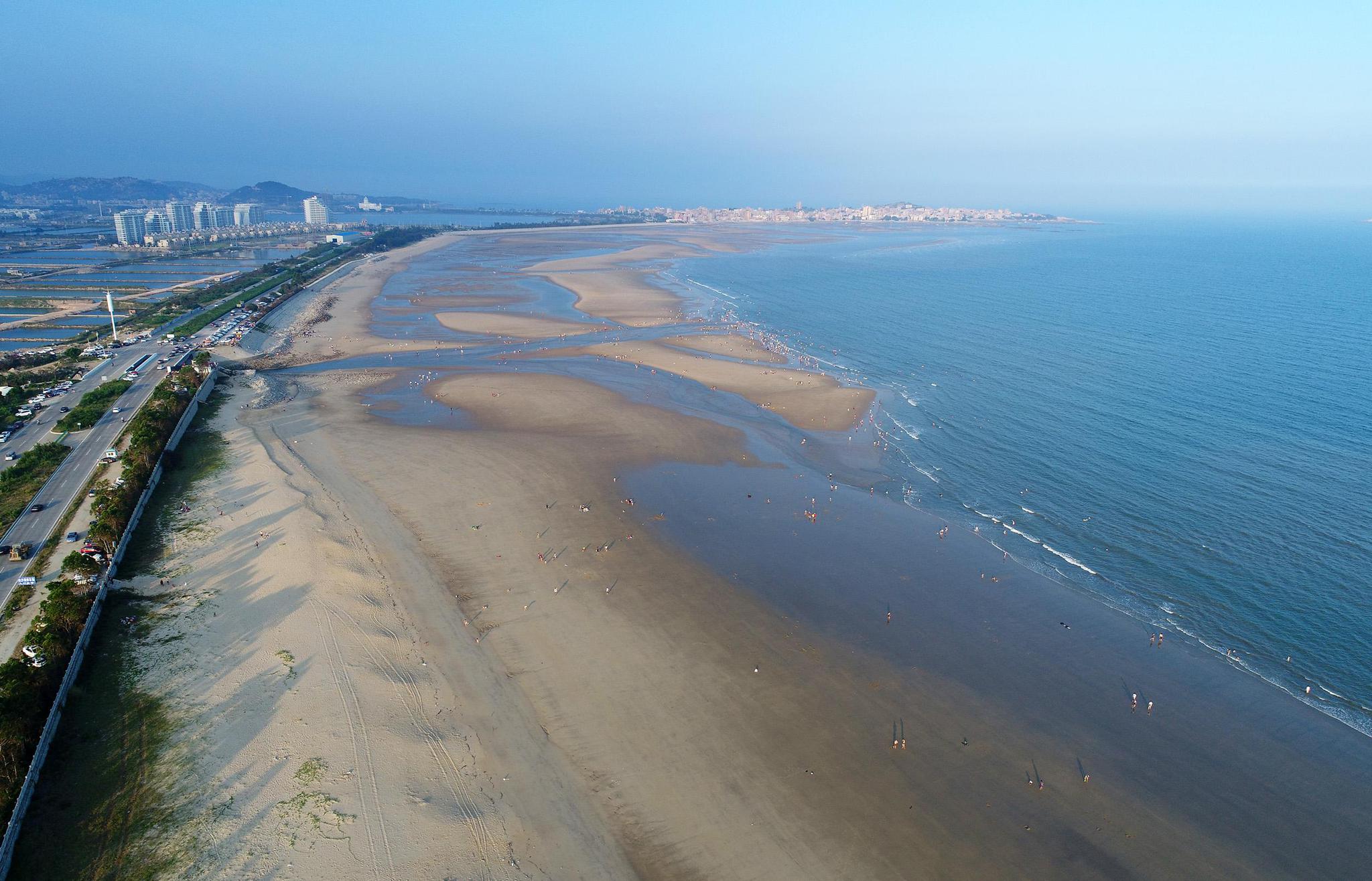 阳光沙滩海浪和美女,这里的海滩自驾车再多也不怕游客下饺子|白沙湾