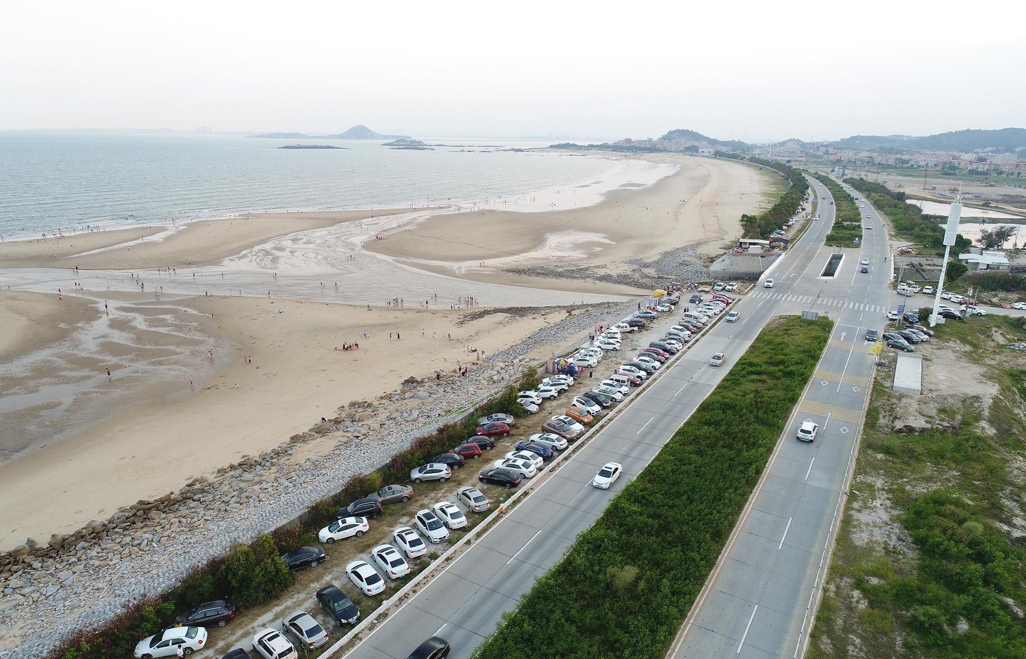阳光沙滩海浪和美女,这里的海滩自驾车再多也不怕游客下饺子|白沙湾