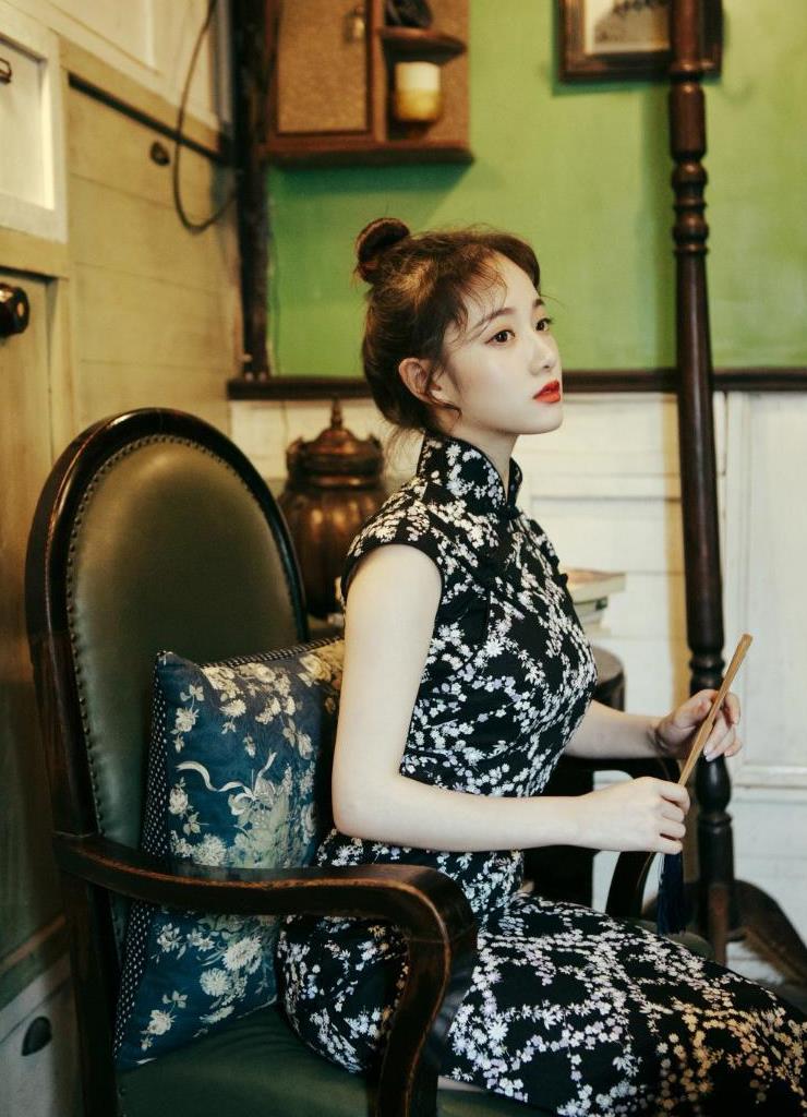 穿一袭复古旗袍, 感受一把张曼玉《花样年华》的优雅风情!