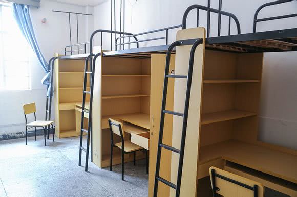 最为现代化的学生公寓——紫荆公寓,每一间学生宿舍里面都配备了空调