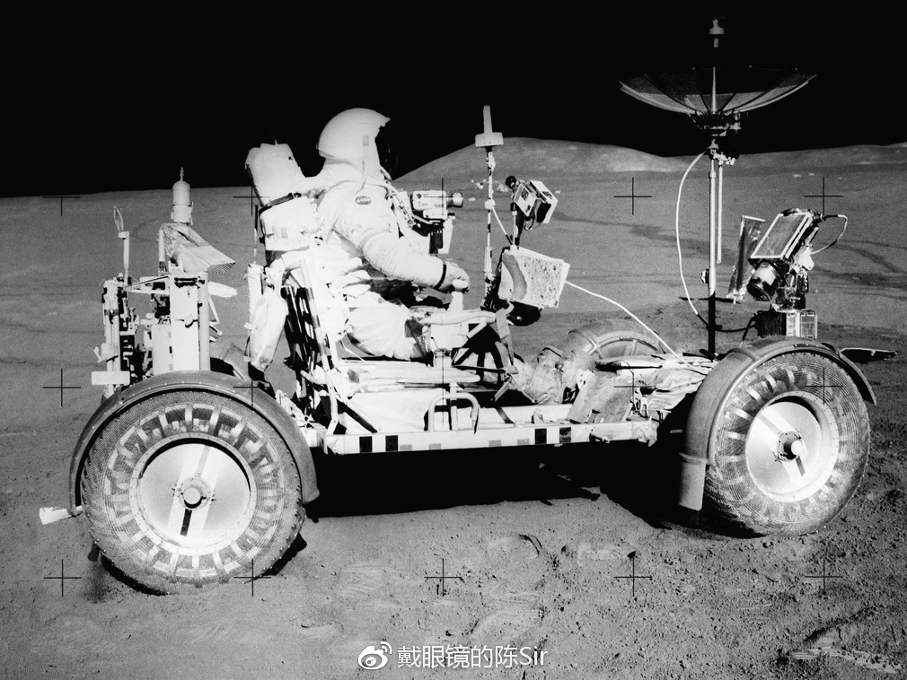 高清老照片-人类首次在月面使用月球车