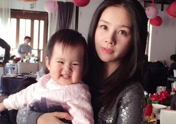 他的老公是吴桂苓跟章金莱是很好的朋友,自己的女儿是航天工作者,一