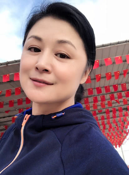 刚演完《乡11》,谢大脚又忙上了,开始扮演精准扶贫第一书记!