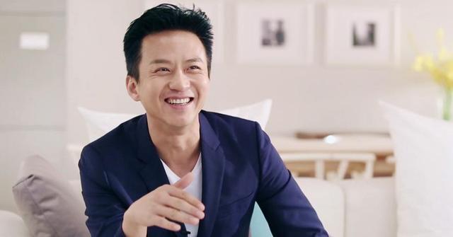 邓超的孩子们露面了,可以见到正脸了,路人们表示这对兄妹很美丽