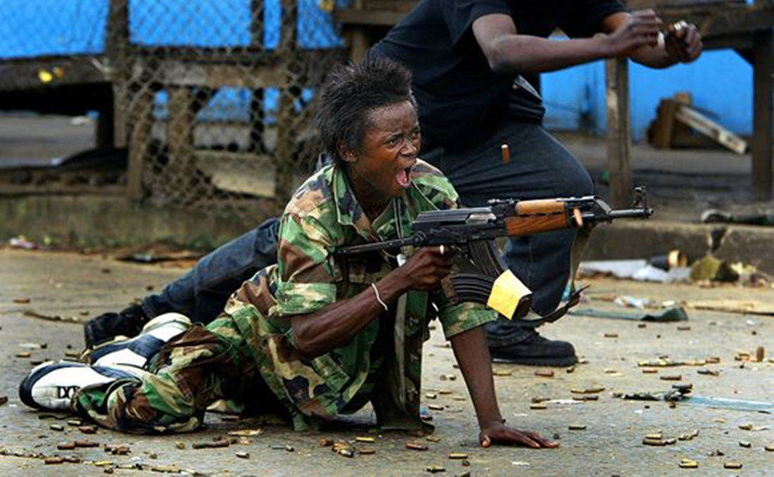 为什么非洲民兵将步枪举过头顶开枪呢难道他们开枪真的靠信仰