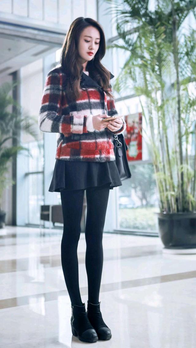 看了郑爽的这3张照片,这么多年来,我们都被郑爽的身高和腿给"骗"了