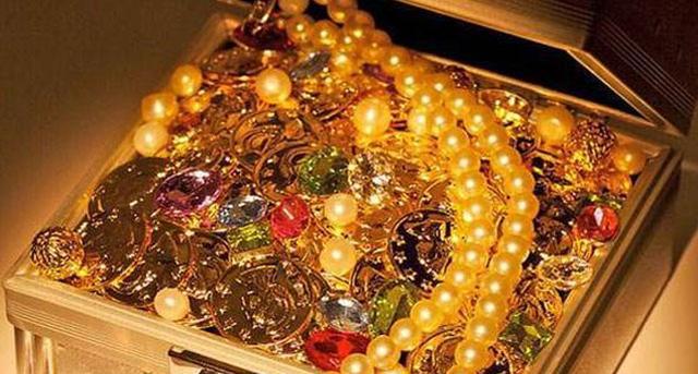 农场塌陷深洞,女人把丈夫送到洞底,却意外换来装满桶的金银财宝|手电