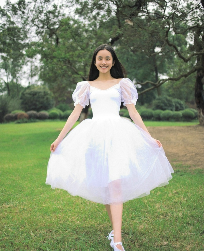 草地上的蓬蓬裙中分女神笑容迷人写真集67676767微相册微博