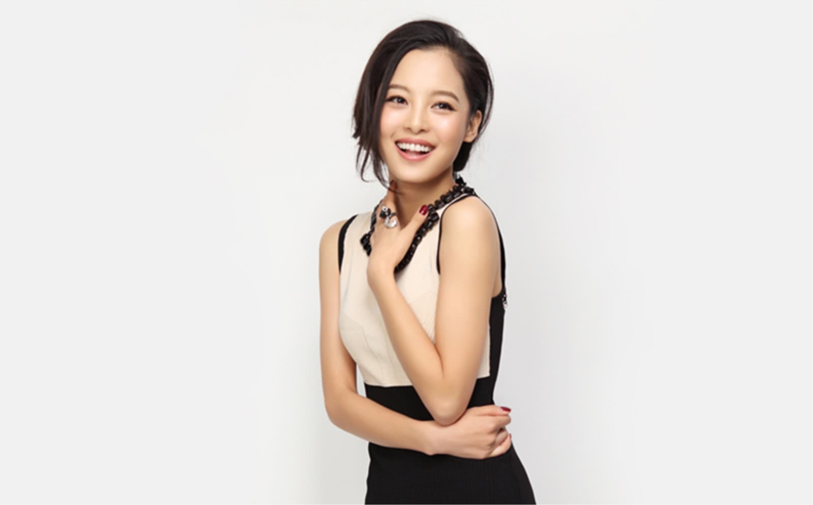 因《如懿传》被观众熟知,早年为父治病被迫退学,专演恶毒角色