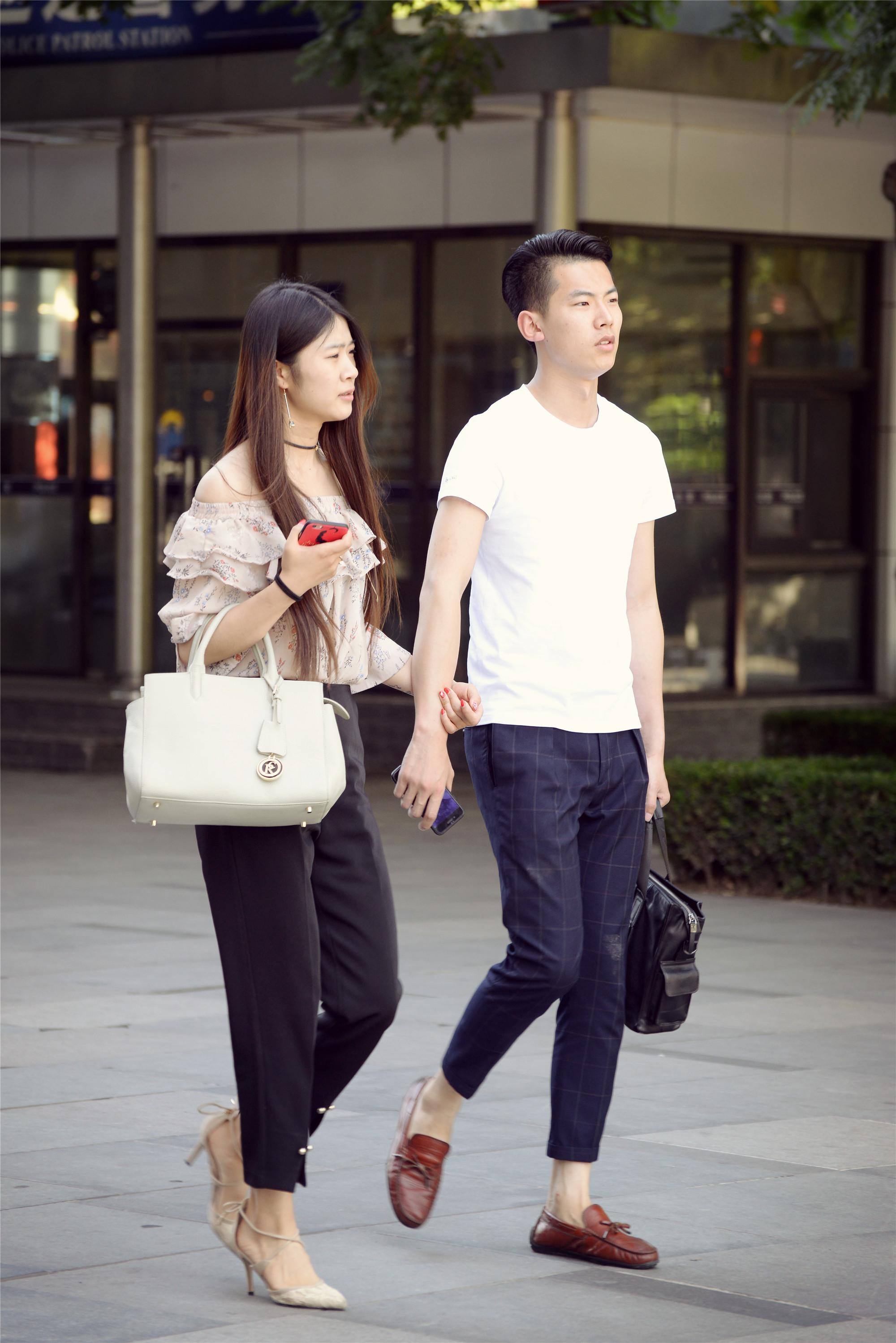 能陪你一起逛街的,不仅仅是闺蜜,帅哥也可以