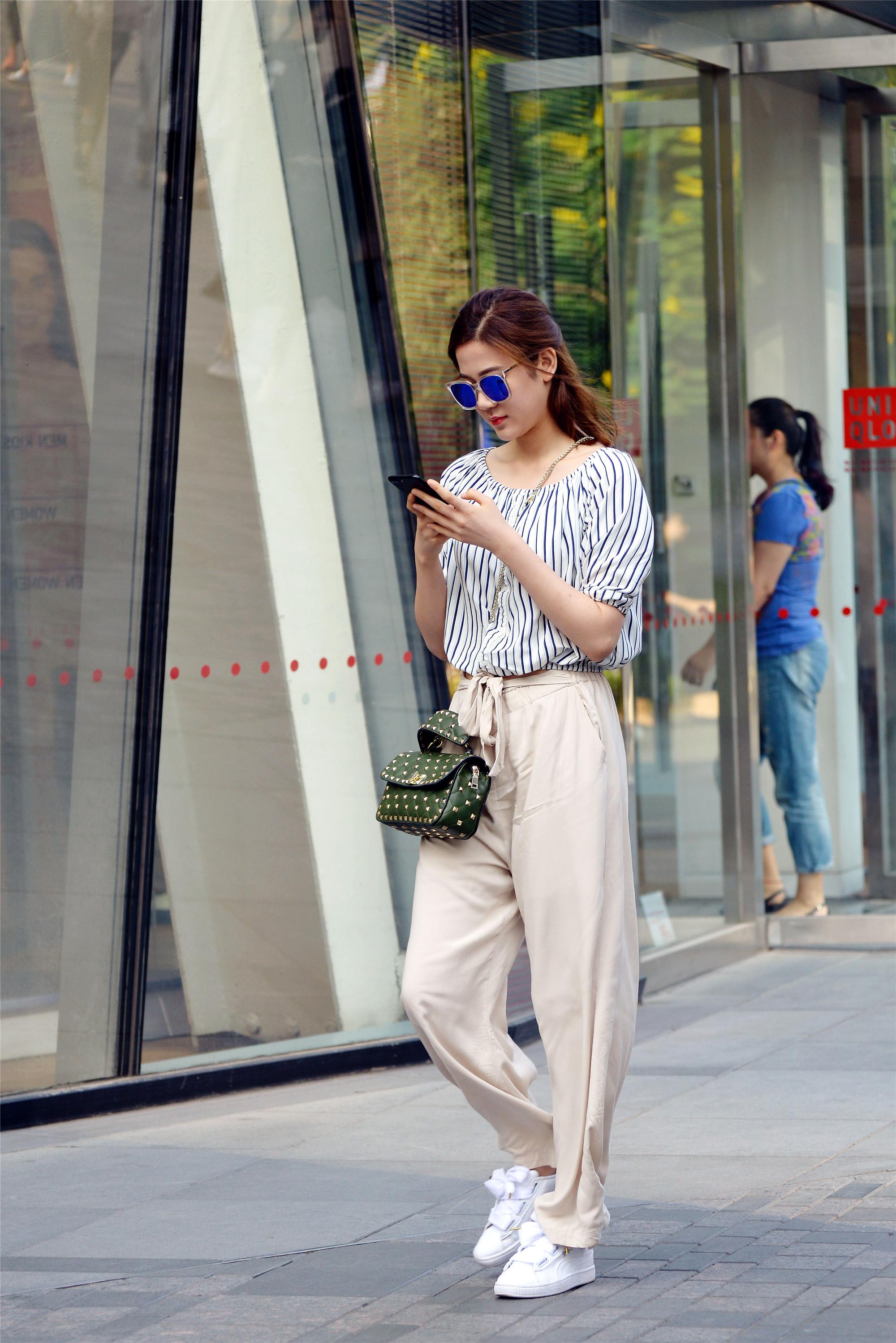 来三里屯逛街的姑娘,更喜欢这种小清新的风搭配