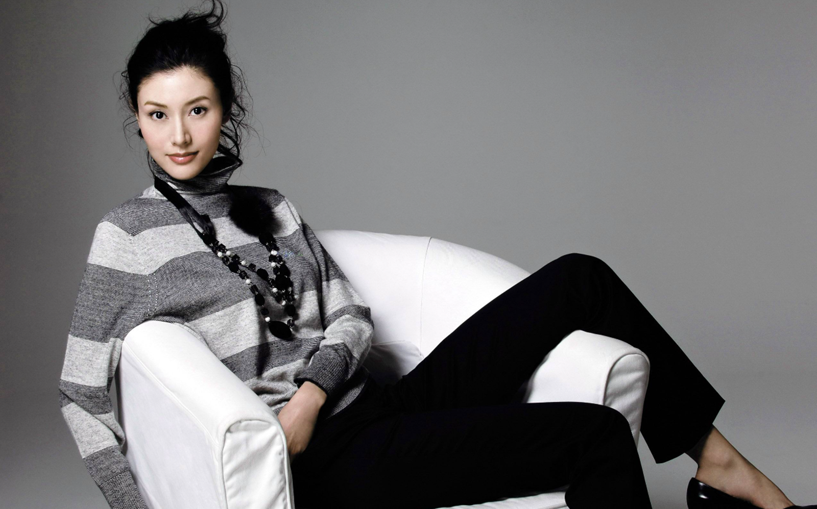 被誉为香港最美小姐,38岁嫁入豪门,如今孩子都七岁大了