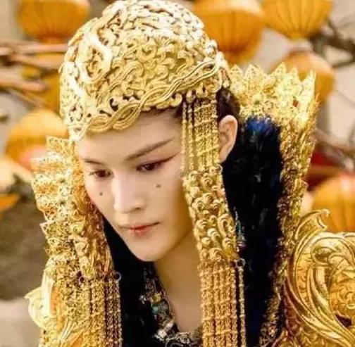 发饰复杂的古装女子,杨幂高贵,刘庭羽美艳又霸气,而她敬业