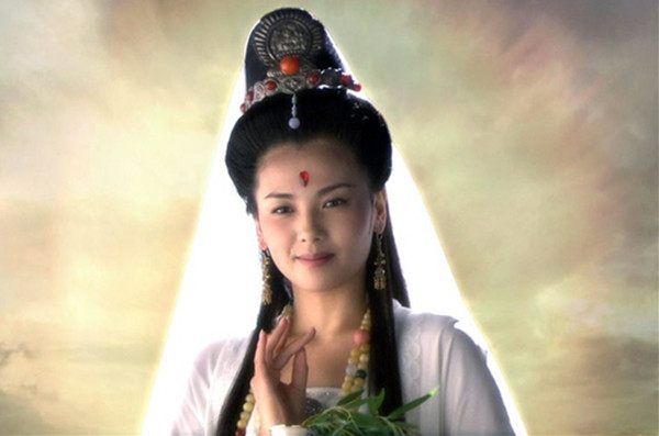 梦镜迷离，解析梦见别人给自己梳头发成观音发型的深层寓意