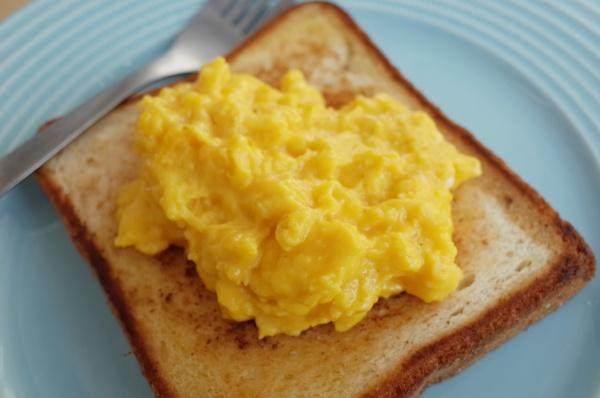 同样是煎鸡蛋,这种做法做出来的更好看,看着就好吃|吐司|鸡蛋|黄油