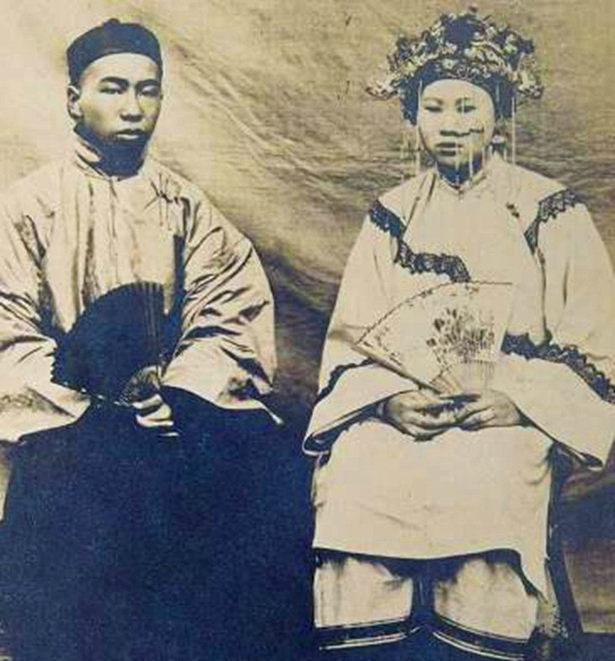 清朝真实夫妻照,每个人都面无表情,最后一对新郎英俊不凡