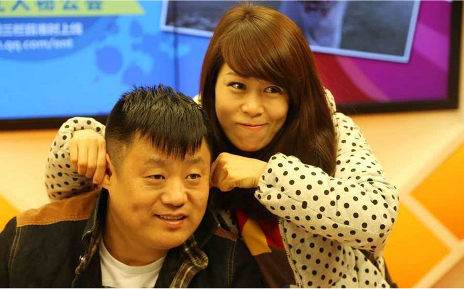 妻子甘愿陪他住地下室十年,如今他出名了,更加宠爱她了|宋晓峰|杨晓茹