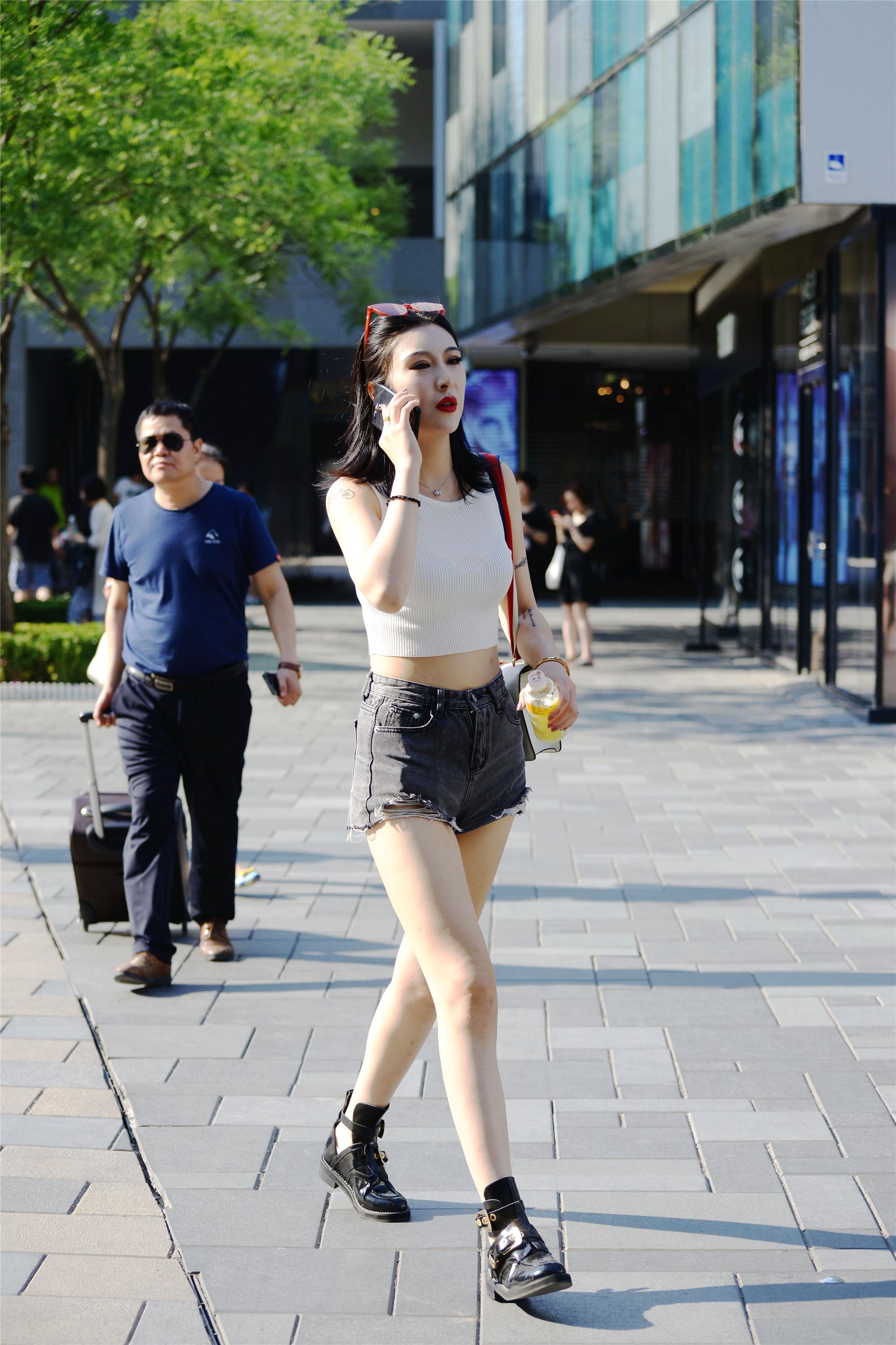 街拍:炎炎夏日的三里屯,穿着热裤出行的美女颜值高身材好