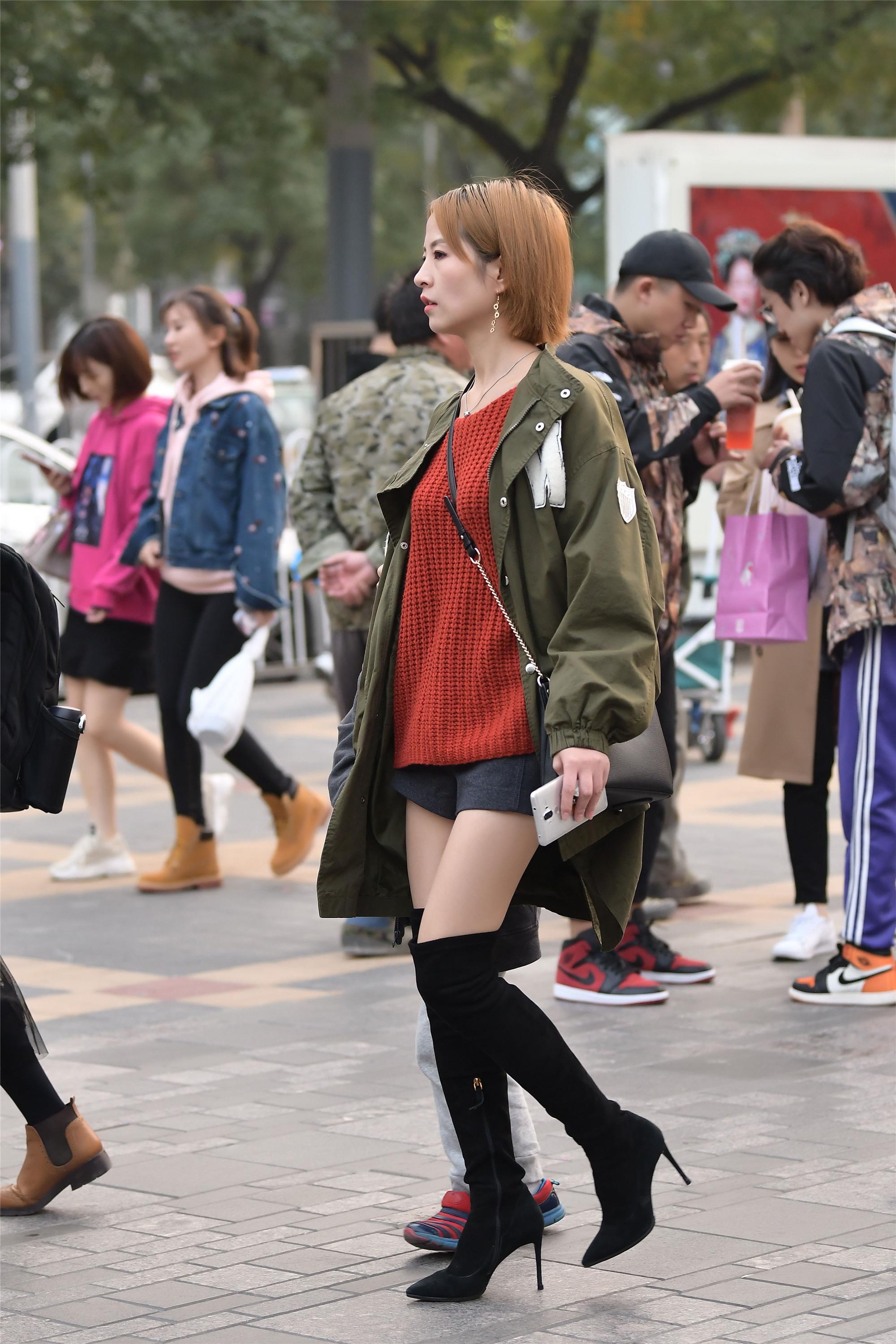 三里屯的姑娘在秋天更青睐这款尖头细跟过膝长靴