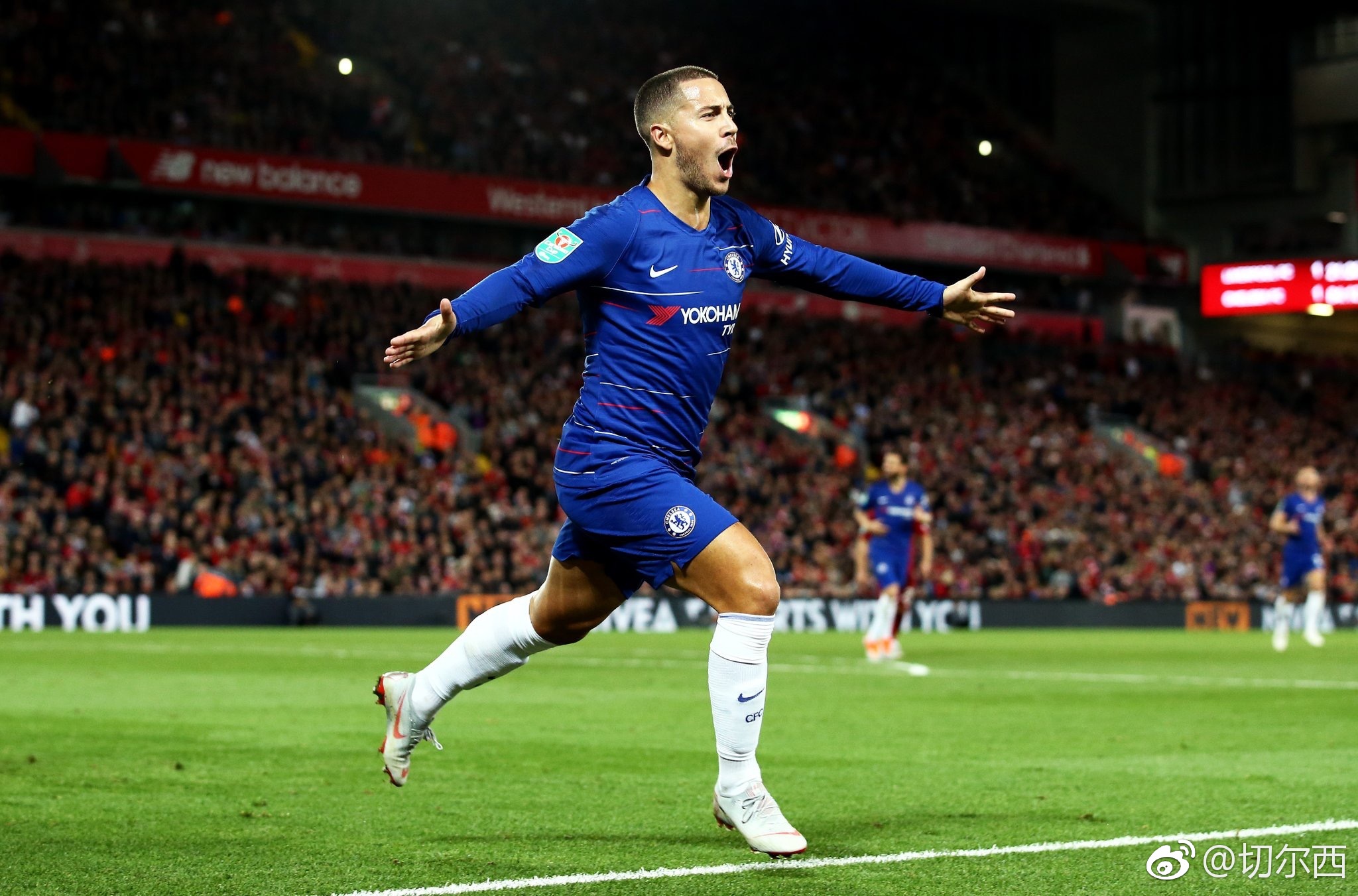 阿扎尔打进利物浦的精彩进球后上演激情滑跪