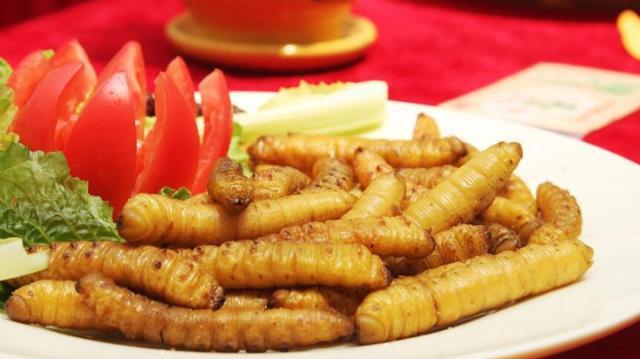 等它溺死,然后在用一根擀面杖,把豆丹从头擀到尾,把它的内脏擀出来