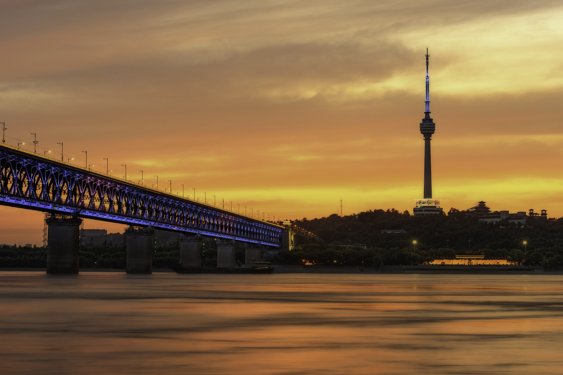 长江上第一座大桥,已经用了61年被撞近80次仍然完好