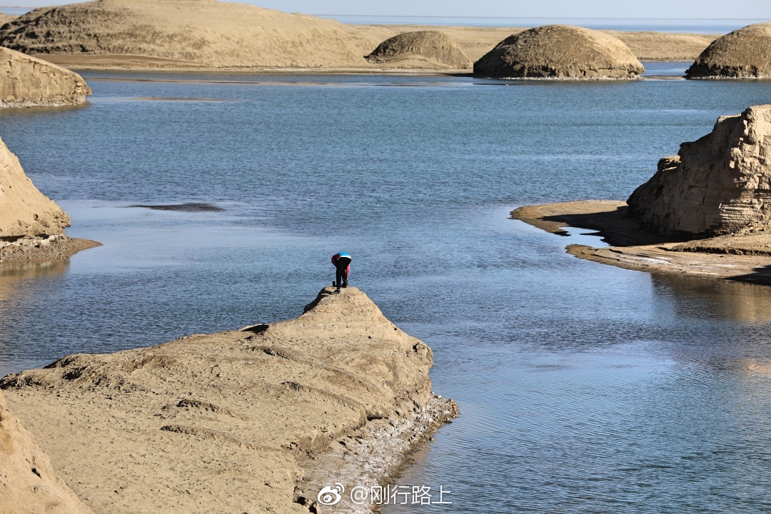 曾经沧海桑田的自然变迁成就了雅丹地貌如今震撼人心的景致