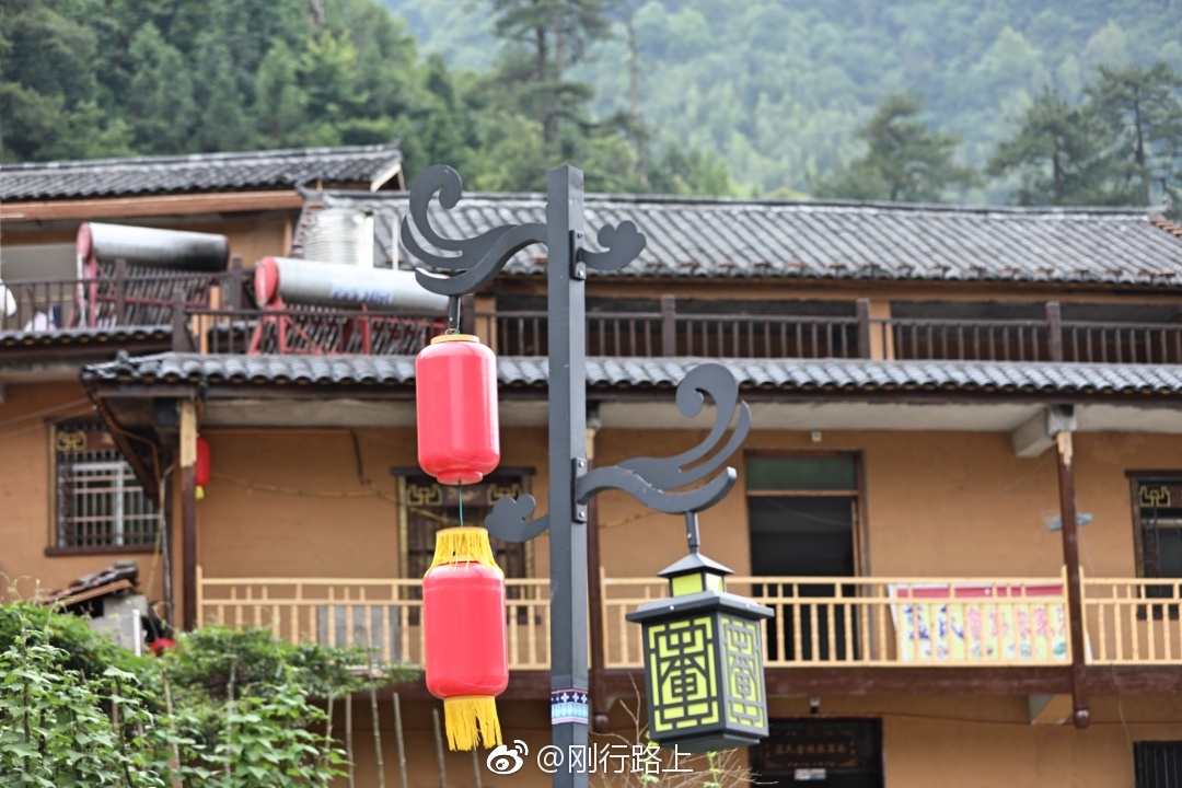 乐安县金竹飞瀑布所在的山下是一个畲族文化村,这里被建设的非常好