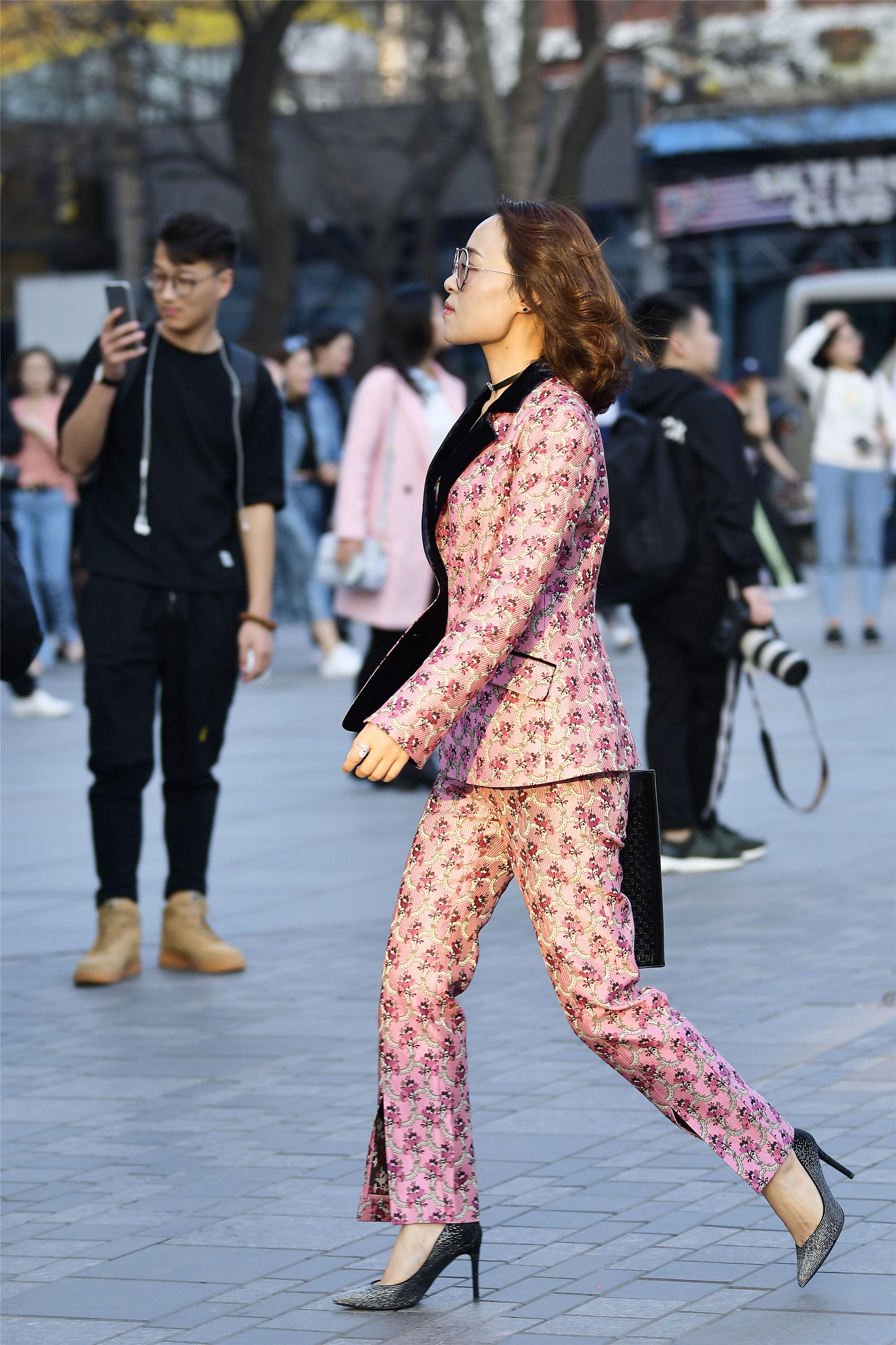 周末三里屯人气爆满,时尚的姑娘开始扎堆到这里逛街