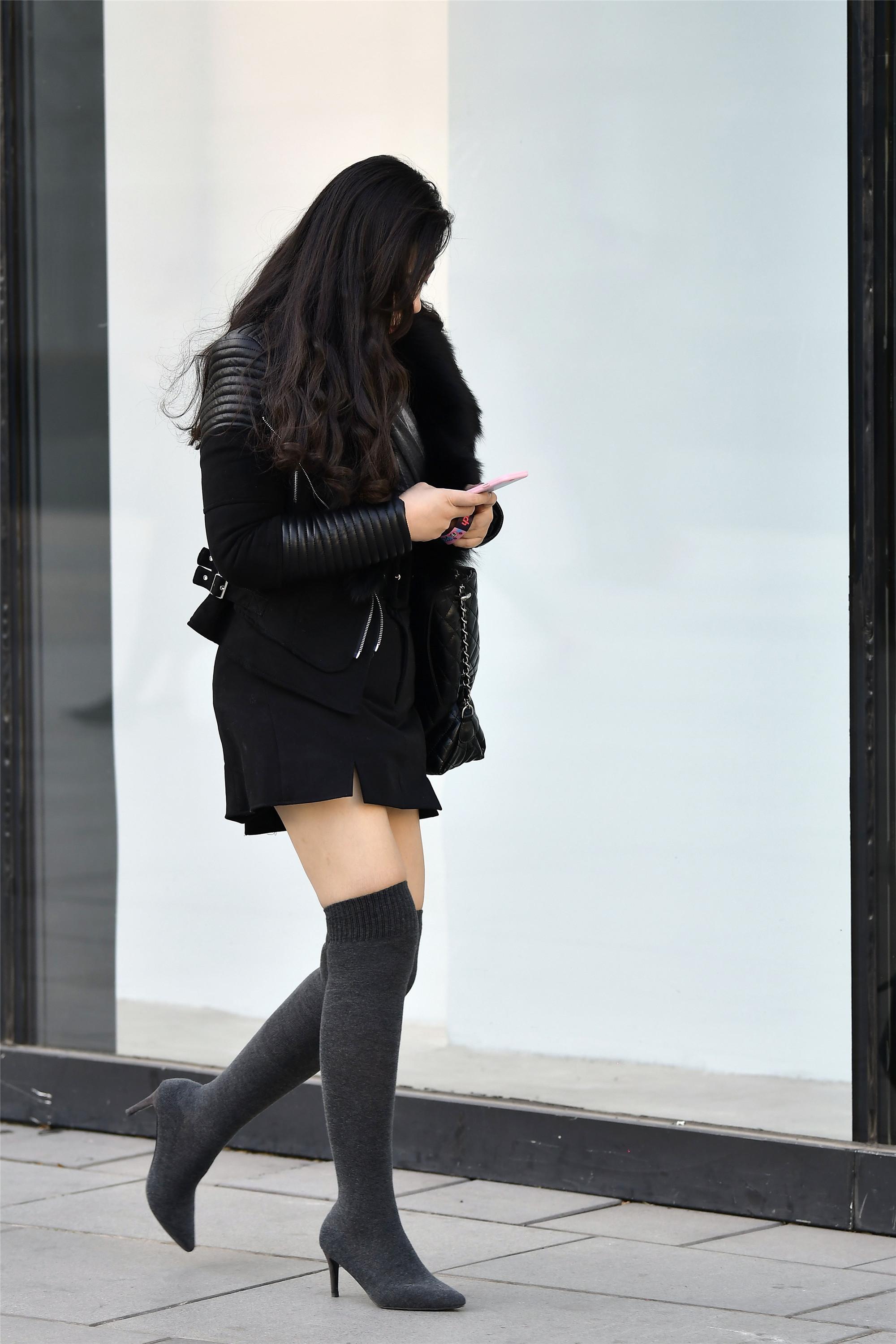 已经春天了,她们还在继续穿着长靴逛街,这才是真正喜欢长靴