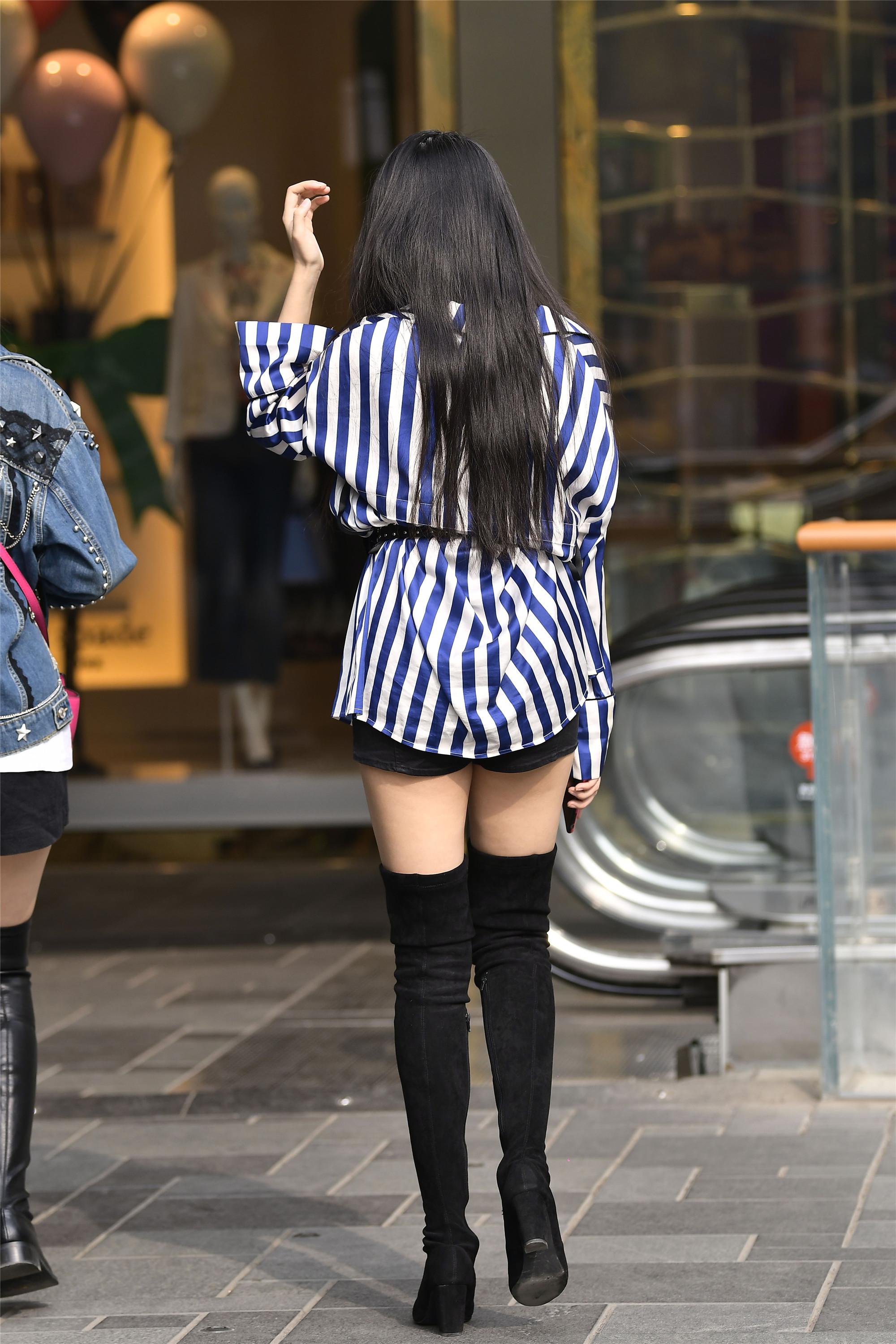 三里屯汇聚着那些身材好模样俏搭配又时髦的姑娘