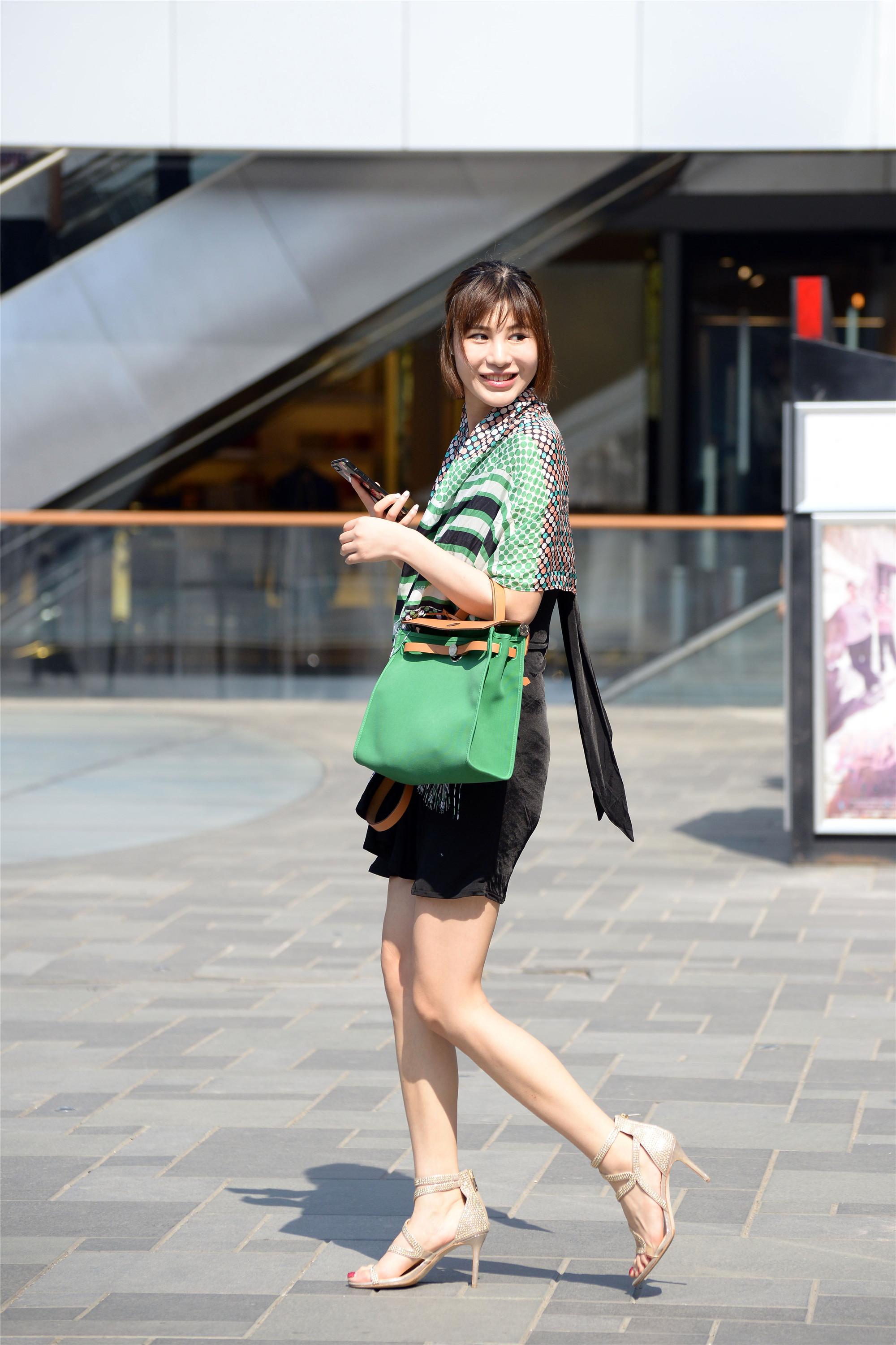 喜欢穿短裙的姑娘她们更喜欢夏季