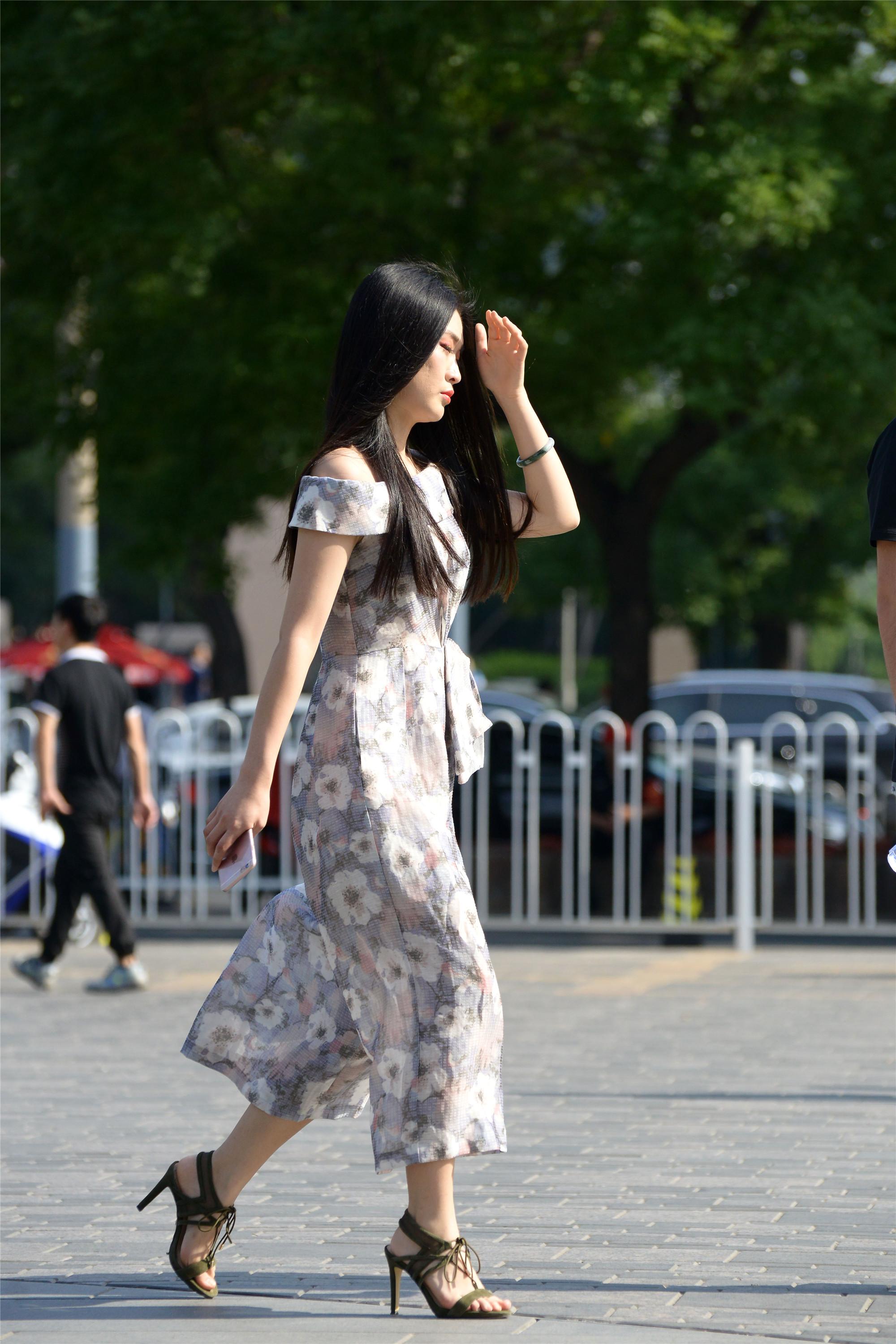 街拍为什么三里屯的姑娘夏日里更喜欢穿长裙