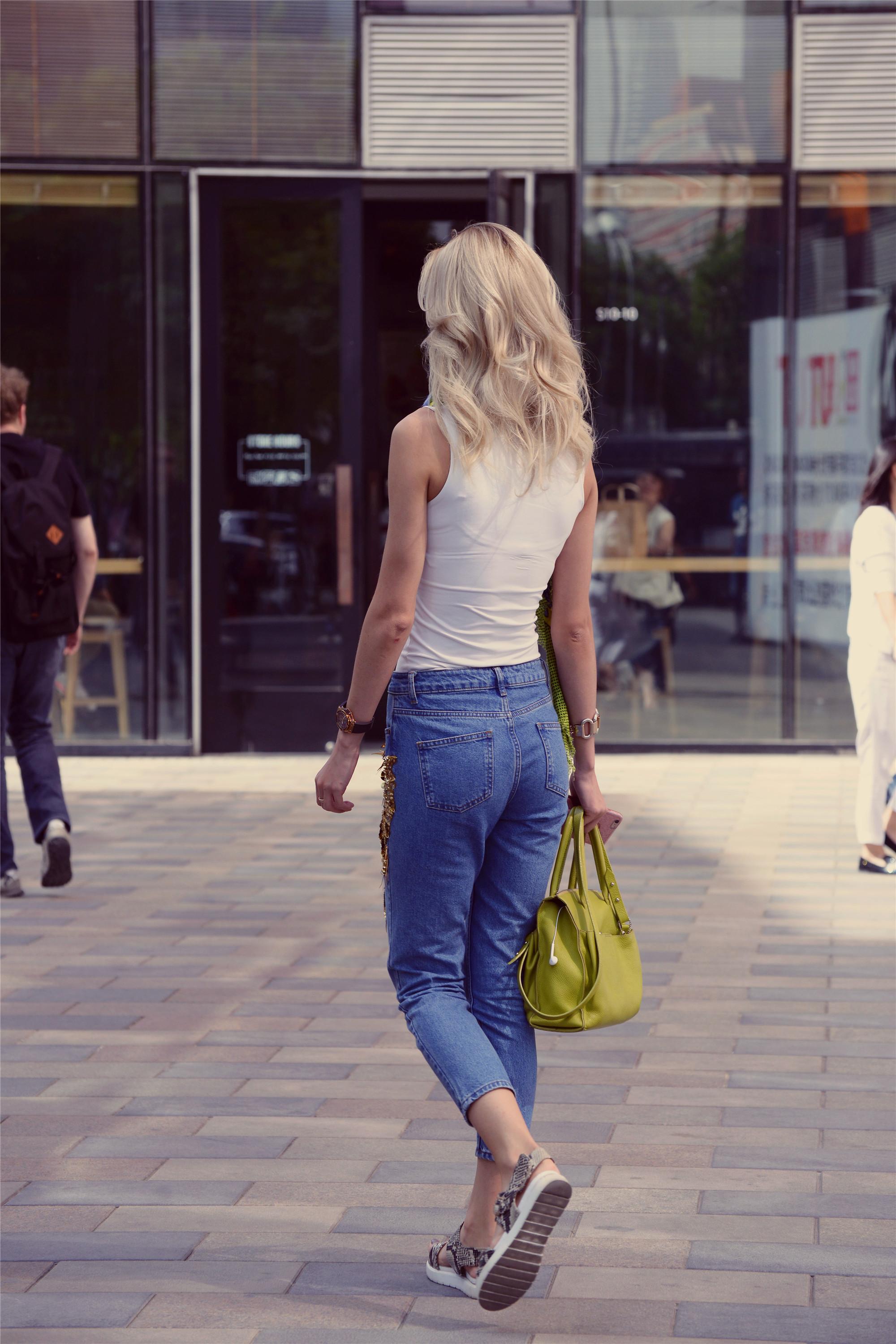 能够在时尚街区留下背影的,她们的身材和搭配都不会差