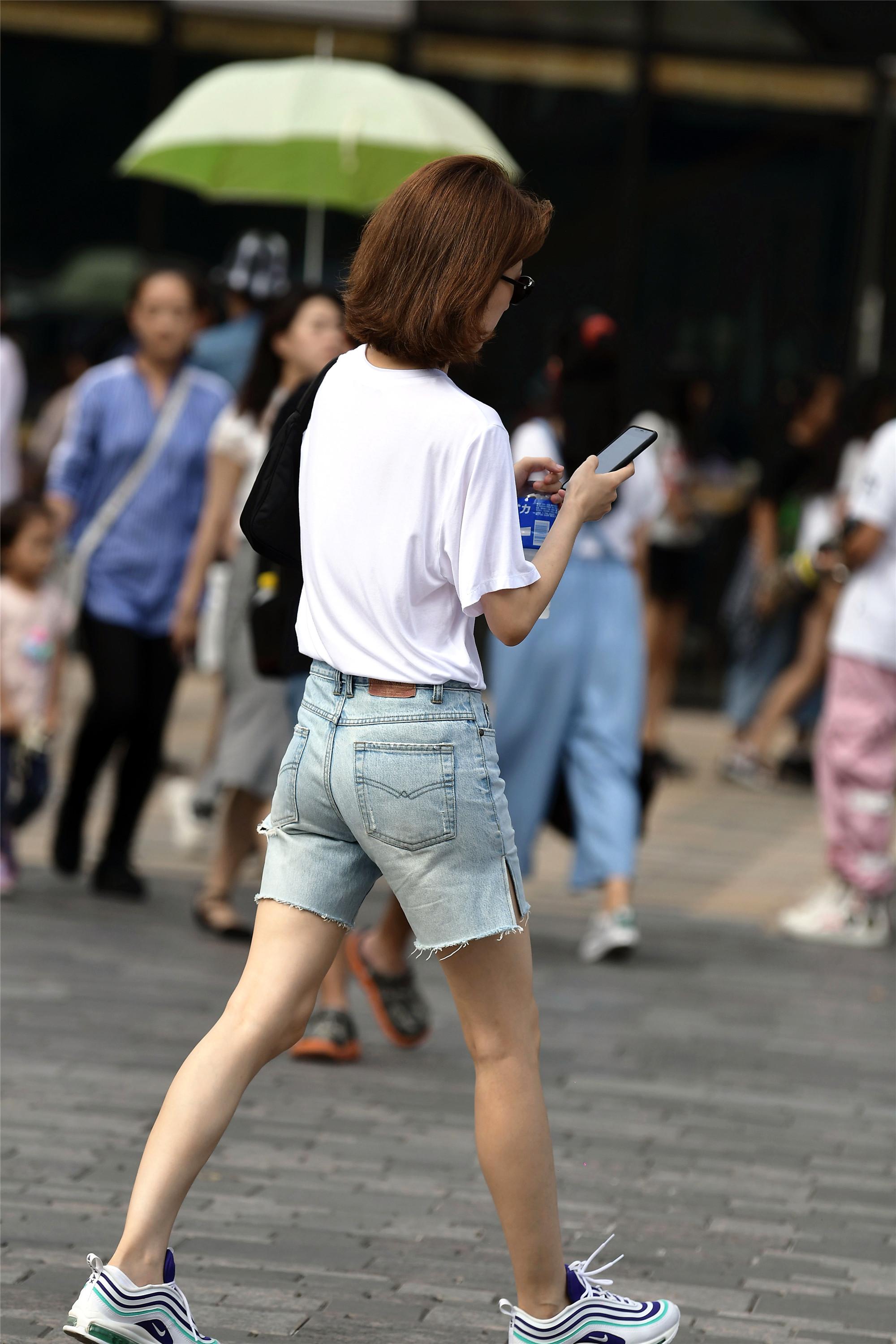 抓住秋老虎的尾巴三里屯的时尚美女依旧穿着牛仔短裤逛街