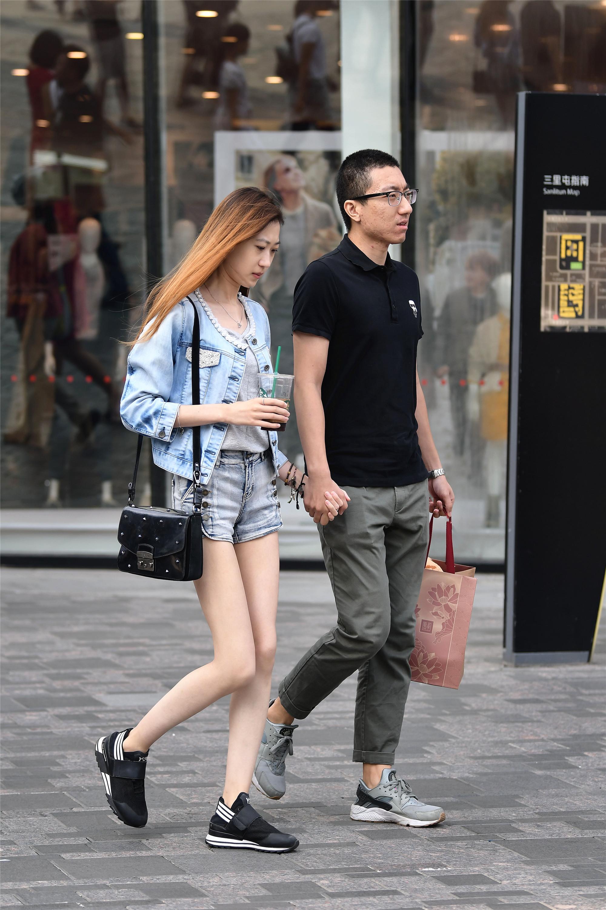 抓住秋老虎的尾巴三里屯的时尚美女依旧穿着牛仔短裤逛街