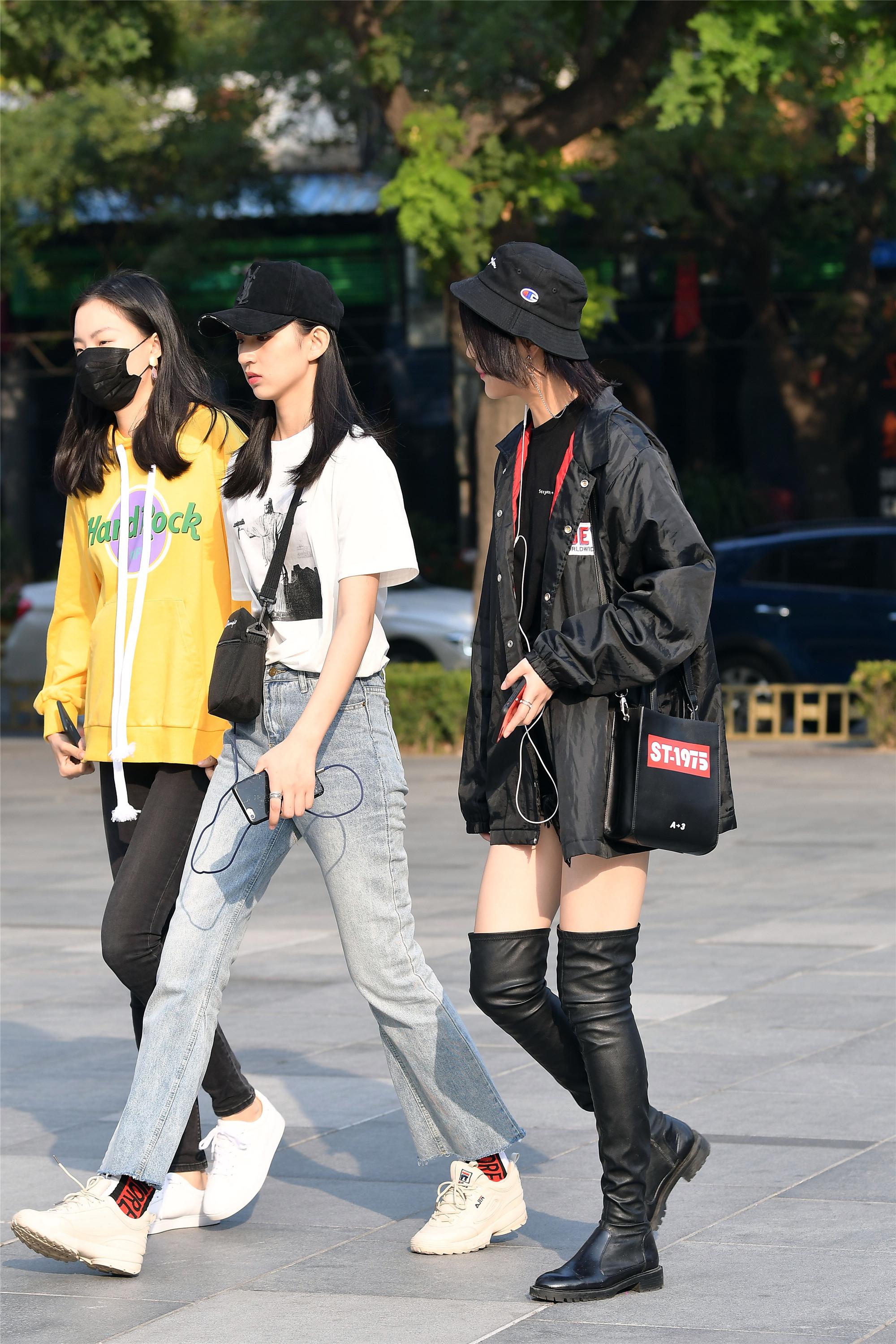 喜欢长靴的姑娘,进入秋季她们就穿上高筒靴出来逛街