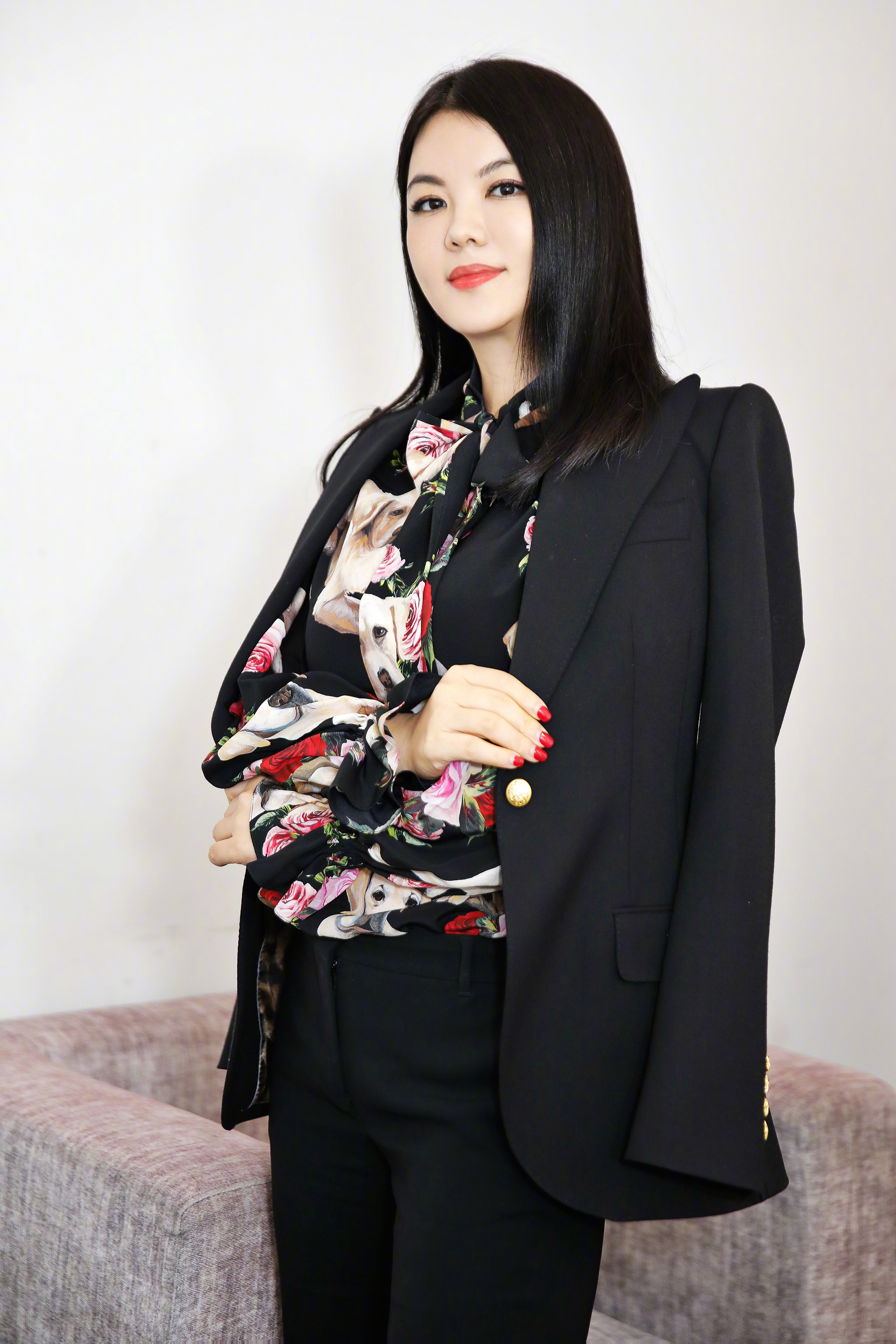 李湘瘦身成功,一身西装女人味爆棚,霸气的女王又回来了