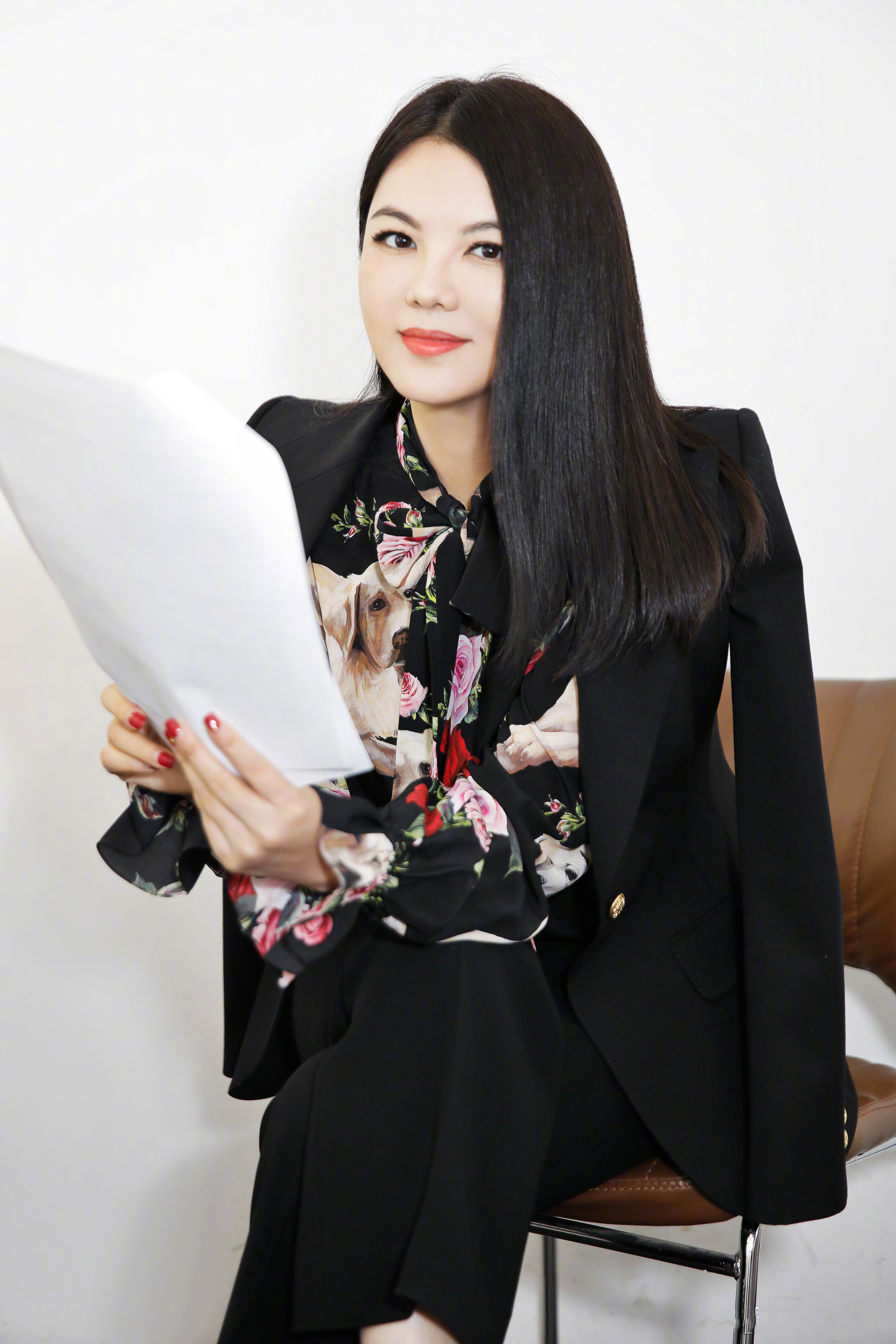 李湘瘦身成功,一身西装女人味爆棚,霸气的女王又回来了