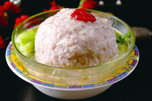 淮扬狮子头其形应如中国古代园林中石狮子的头,一疙瘩一疙瘩地凹凸有