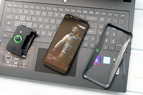 荣耀以大屏的名义发布了一款游戏手机,那么和黑鲨相比呢?