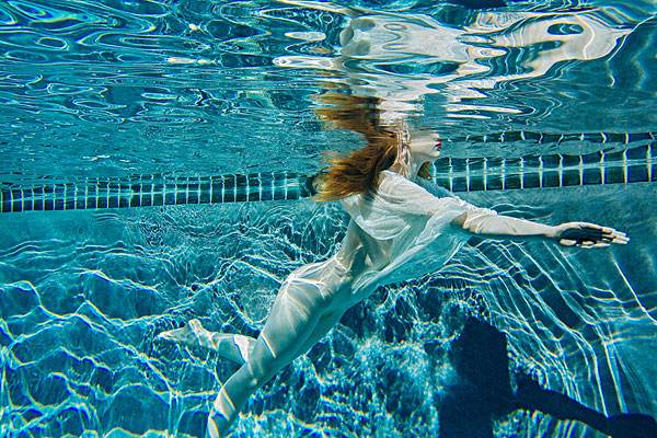 抖音再现女子脱衣游泳,继"洗手间"事件后