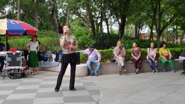 美女歌手冰冰街头演唱《拥抱着你离去》太好听